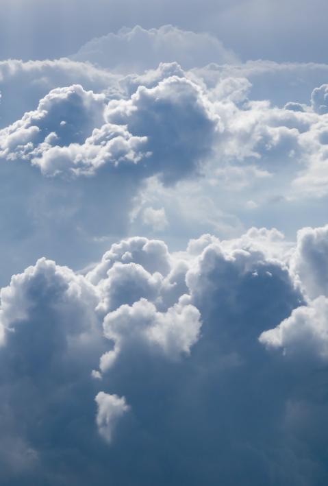 Ein blauer Himmel mit wei&szlig;en Wolken. 