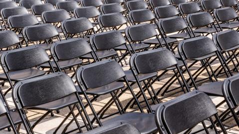 Stuhlreihen mit schwarzen St&uuml;hlen. 