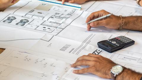 Dokumente auf Schreibtisch, Menschen am arbeiten. 