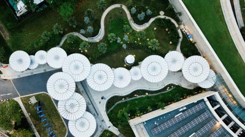 Wellenf&ouml;rmiges Geb&auml;ude von oben.