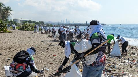 people cleaning up the Gringo beach