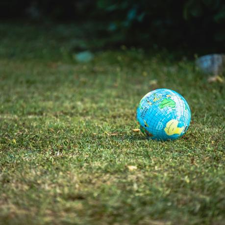 Ein aufblasbarer Ball in Form der Erde auf einem Rasen